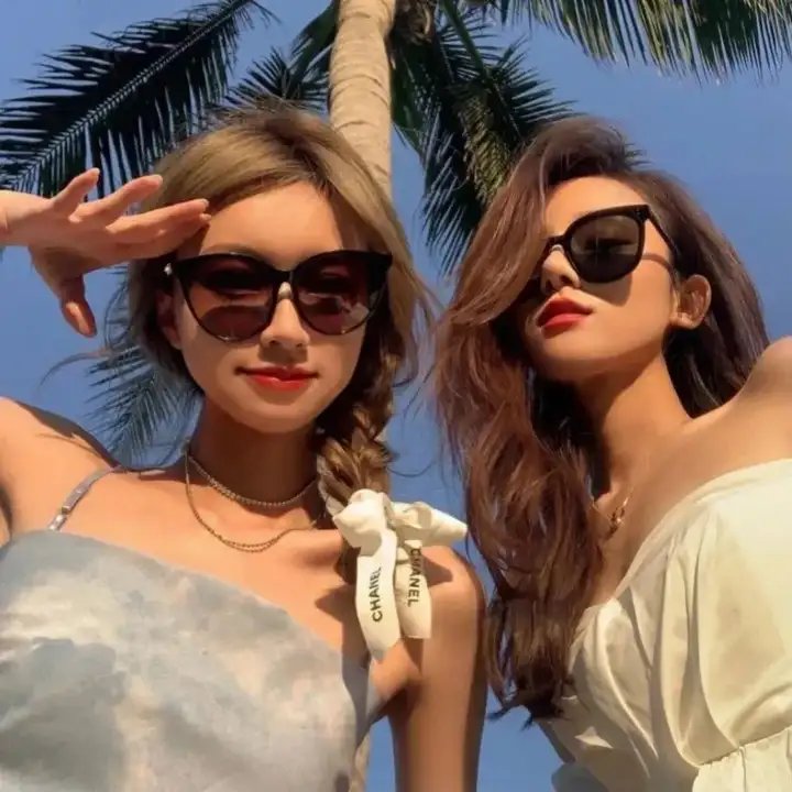 她背后的那双手