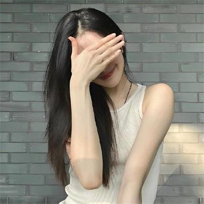 随盲柳入眠的女人